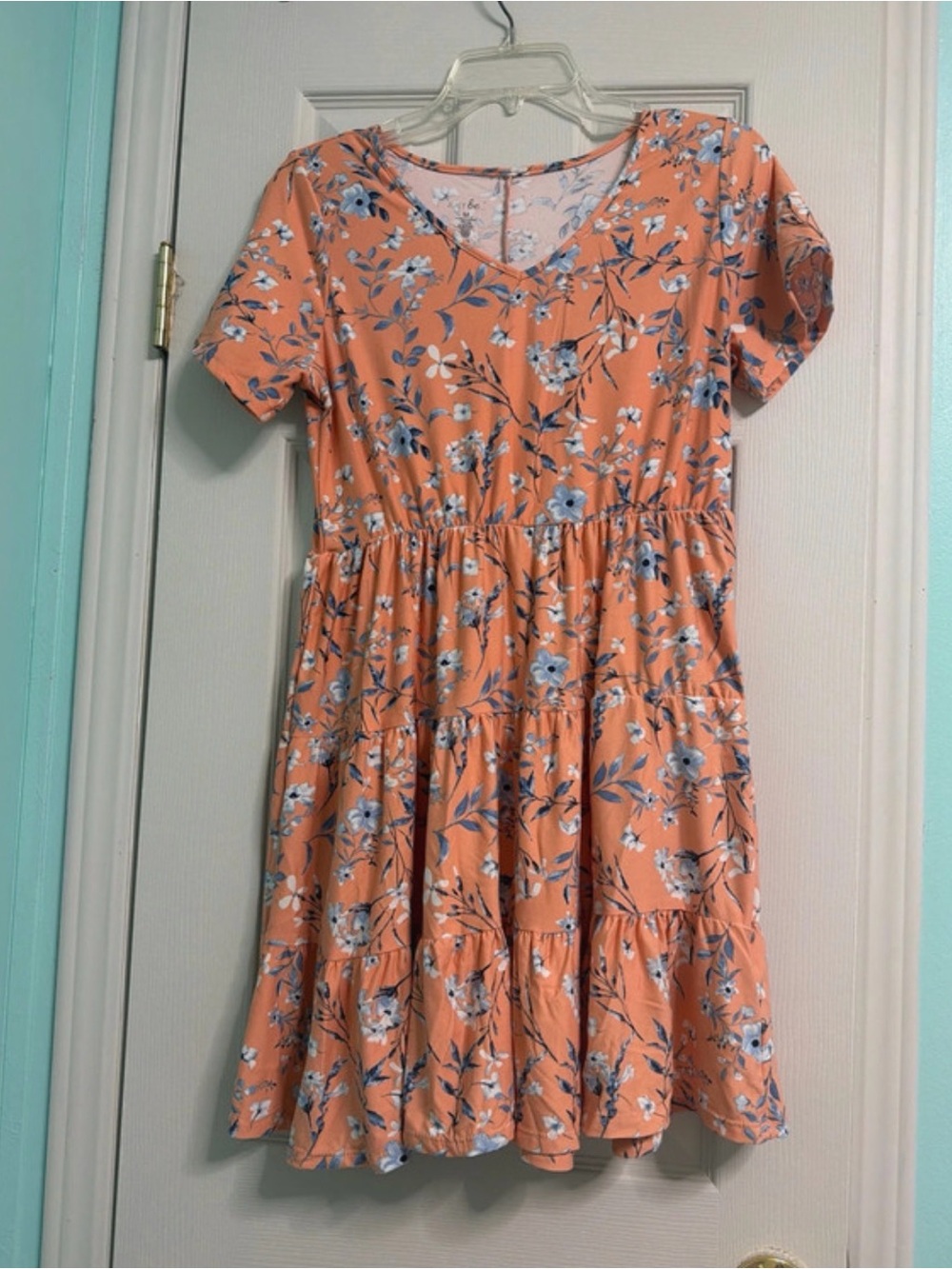 Womenβs size M Peach Floral Tiered Short-Sleeve Midi Dress